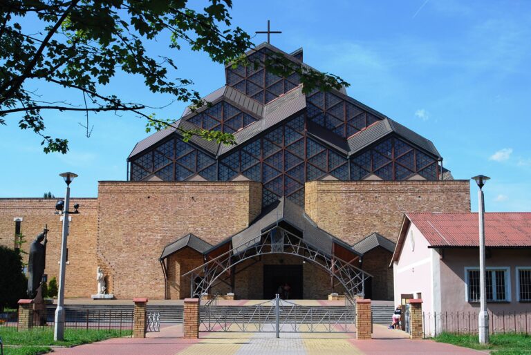 Duszpasterstwo Jezuitów w Nowej Hucie - Msze Święte na szklanych domach